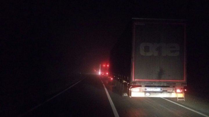 Cozi kilometrice de mașini spre Leușeni: Un autocar a luat foc