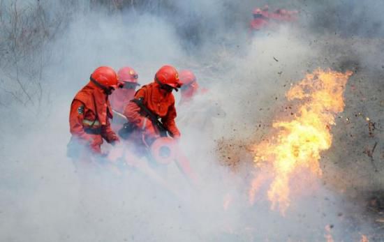 Un incendiu de vegetaţie a scăpat de sub control duminică seara.