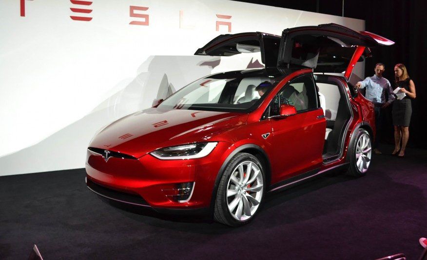 Tesla показала свой первый кроссовер.