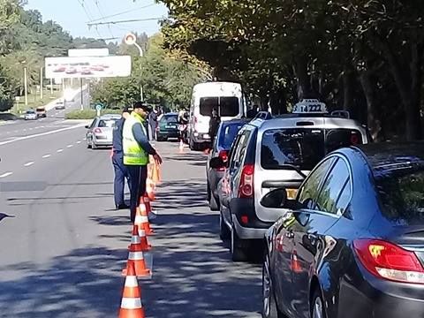 Инспекторы проверили водителей с помощью приложения e-data. Фото: protv.md.