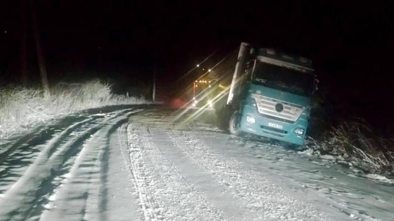 В Единецком районе два грузовика съехали с дороги из-за погодных условий.