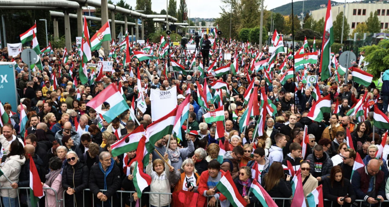 Mii de persoane protestează împotriva propagandei de stat în Ungaria.