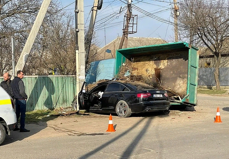 В Вулканештах произошло ДТП: столкнулись грузовик и легковой автомобиль.