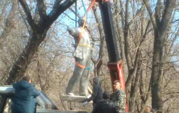 В пгт Тарутино Одесской области снесли памятник Владимиру Ленину.