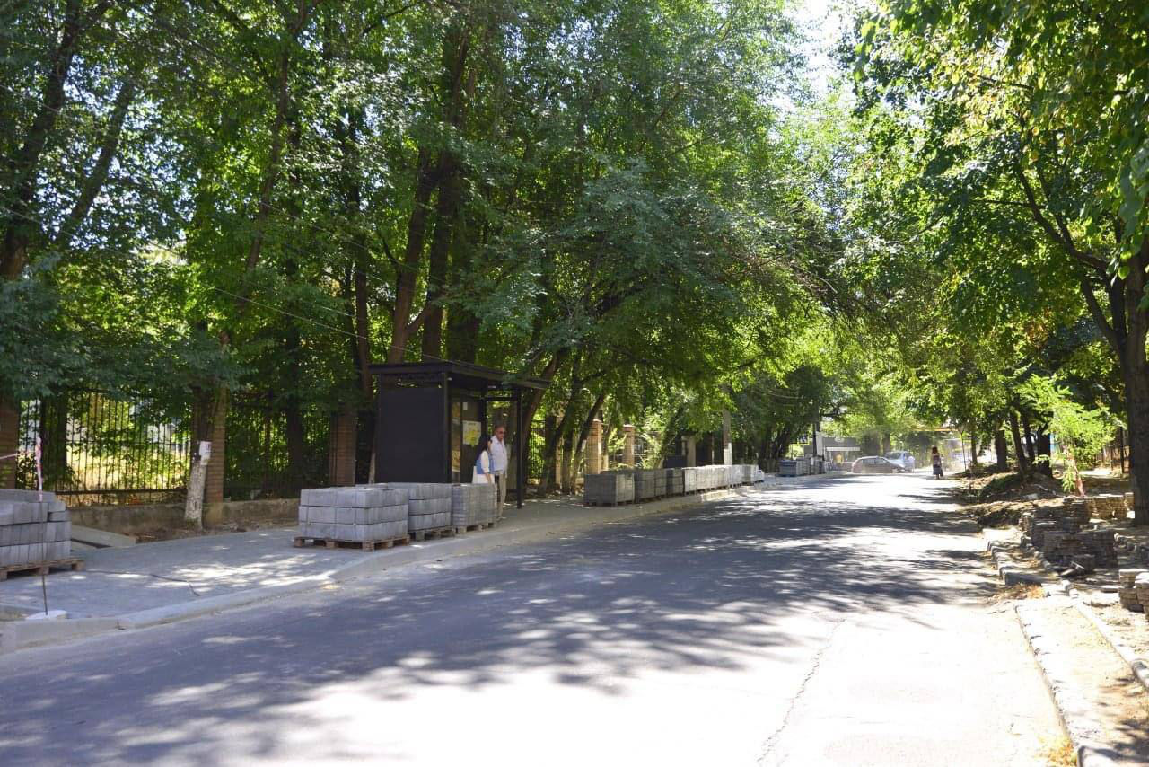На улице Валя Трандафирилор продолжается ремонт тротуаров.