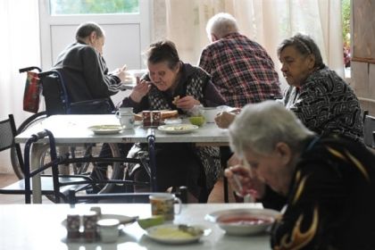 В столице пожилые люди выстраиваются в очередь в социальной столовой