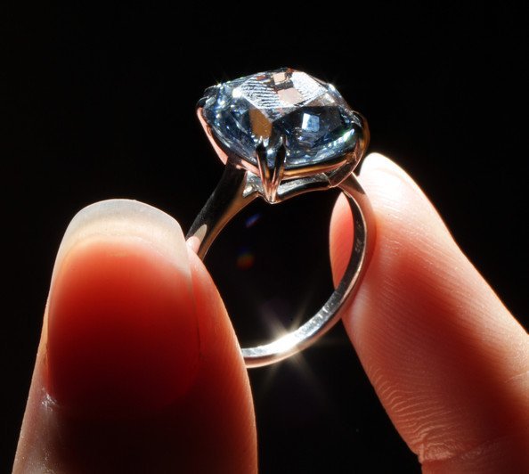 Doi hoţi au furat un inel solitar cu diamant de trei carate, de o valoare estimată la 70.000 de euro.