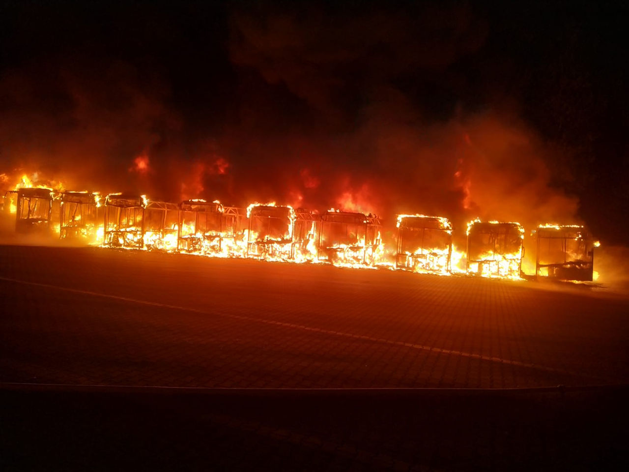 В Польше произошел масштабный пожар: сгорели более десятка автобусов.