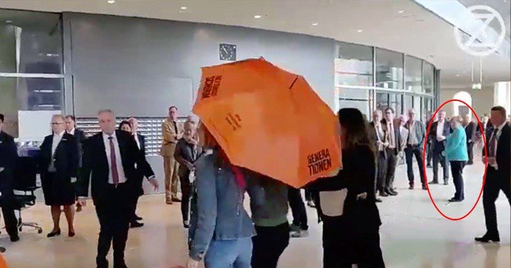 Экоактивисты разбросали в бундестаге листовки на глазах у Мерекль.