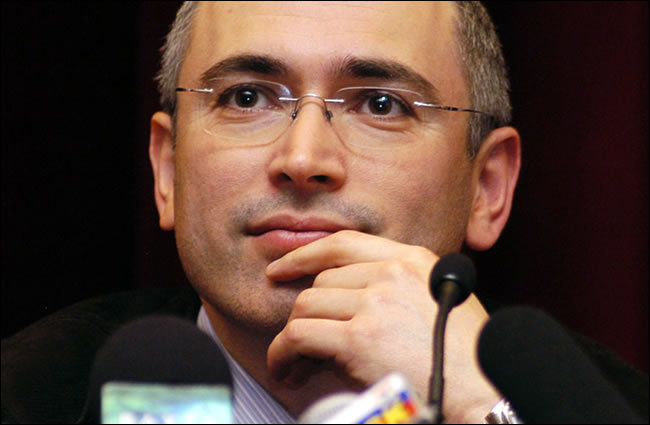 Eliberat din închisoare, fostul magnat Mihail Hodorkovski. a dat interviuri la două ziare elvețiene .