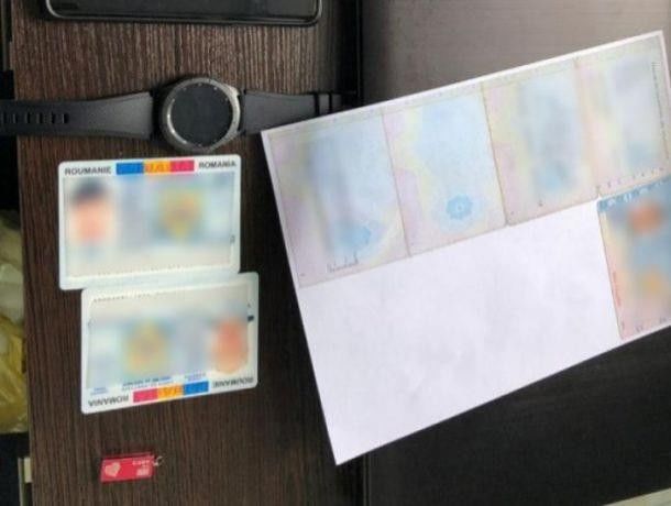 Каждый документ, на вид практически не отличавшийся от оригинального, стоил 250 евро.