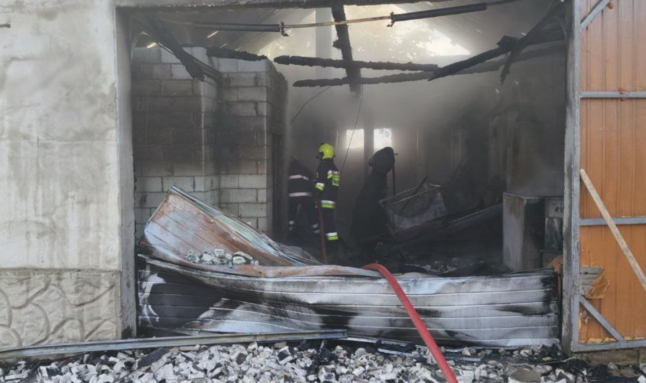Incendiu la un depozit de brichete din satul Zaim: O parte din utilaje și 20% din materie primă, distruse.