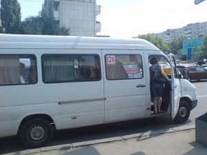 Totodată, 15 persoane cu funcţii de răspundere din cadrul întreprinderilor auto antrenate în transportul de călători au primit diverse sancţiuni.