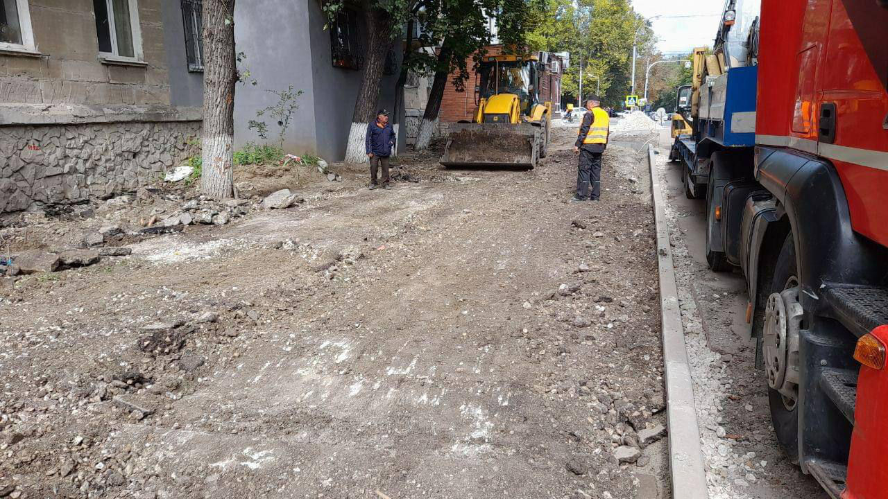 На Рышкановке продолжается ремонт тротуаров.