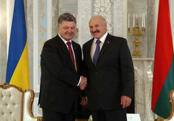 Президент Украины Петр Порошенко с президентом Белоруссии Александром Лукашенко.