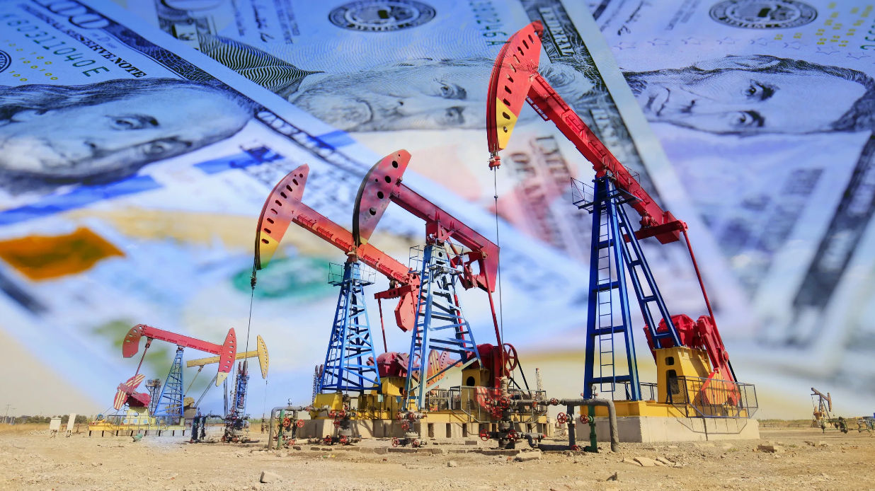 Нефть дешевеет четвертую неделю подряд из-за избытка предложения.