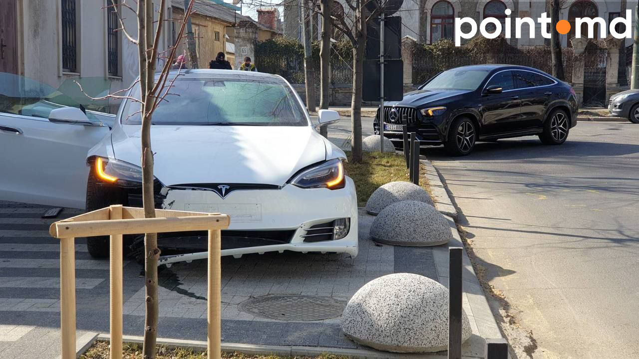 В Кишинёве в ДТП разбили новый Mercedes и Tesla.
