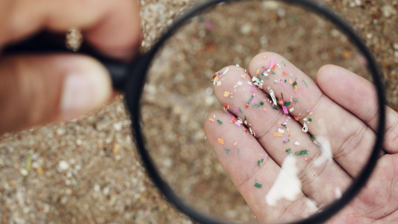 Oameni de știință: Microplasticele afectează vremea și clima.