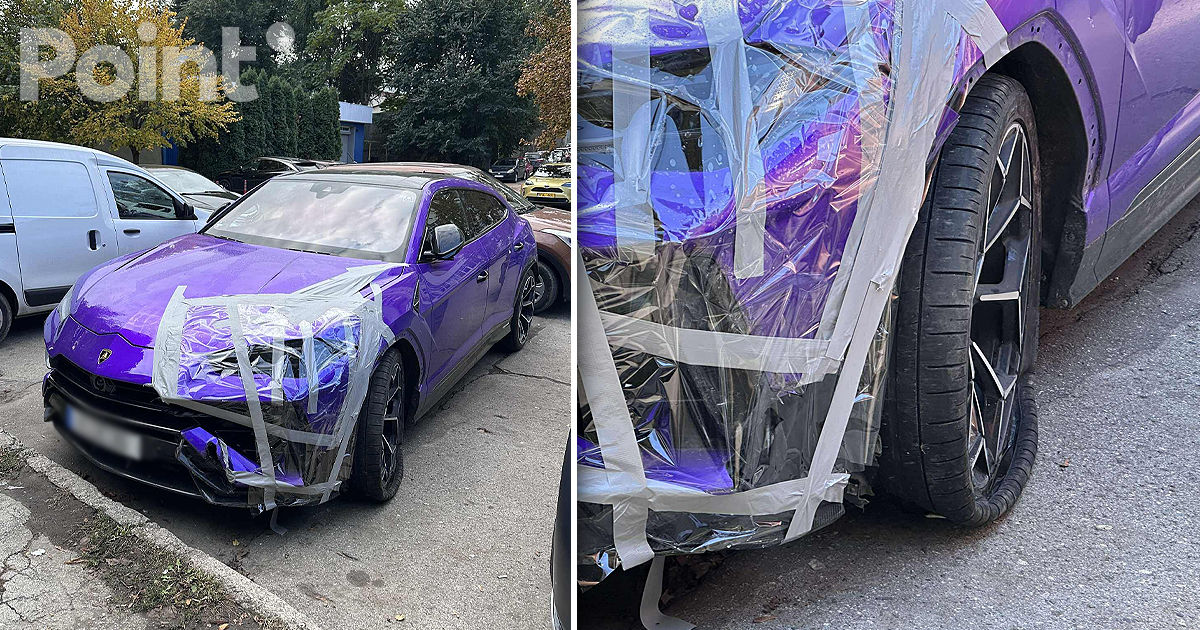 Lamborghini-ul distrus într-un accident, parcat într-o curte din Capitală.