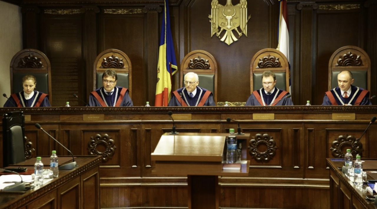 Социалисты и коммунисты подписали резолюцию о работе судей Конституционного суда.