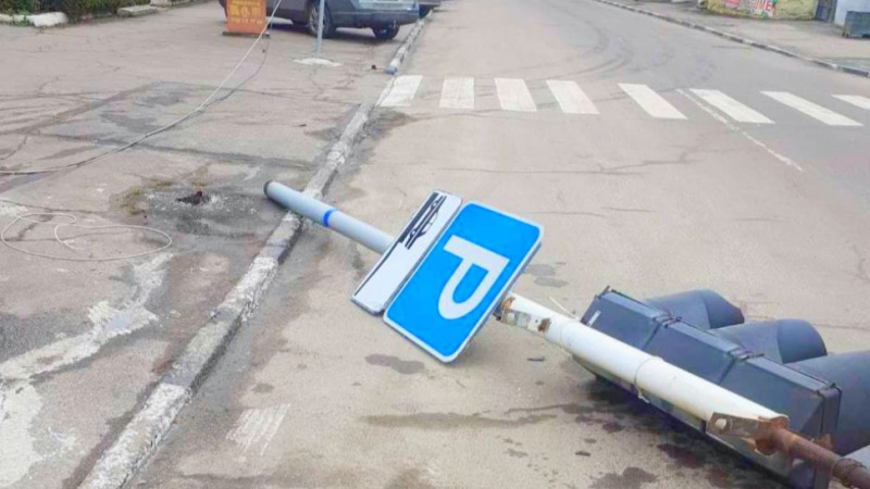 В Сороках автомобиль сбил светофор, водитель сбежал.