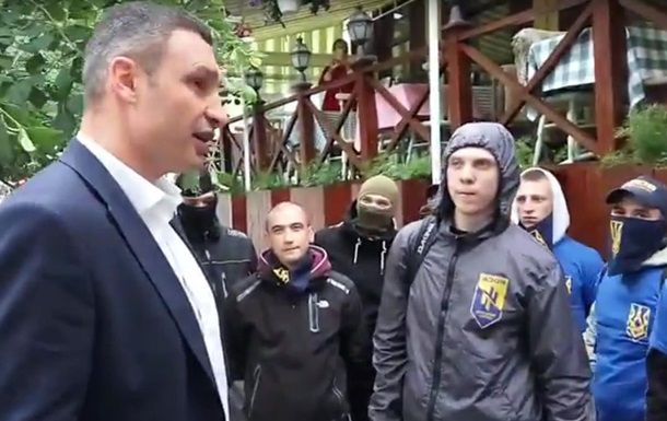 Кличко обратился к протестующим с просьбой не скрывать свои лица и соблюдать порядок.