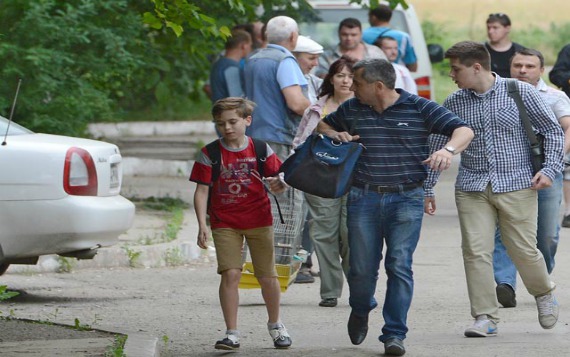 Люди покидают Донецкую и Луганскую области на востоке Украины, спасаясь от боев. Фото: kasparov.ru.