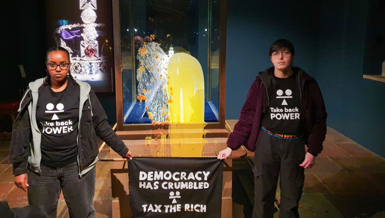 Активисты бросили яблочный пирог в витрину с короной Британской империи в Тауэре.