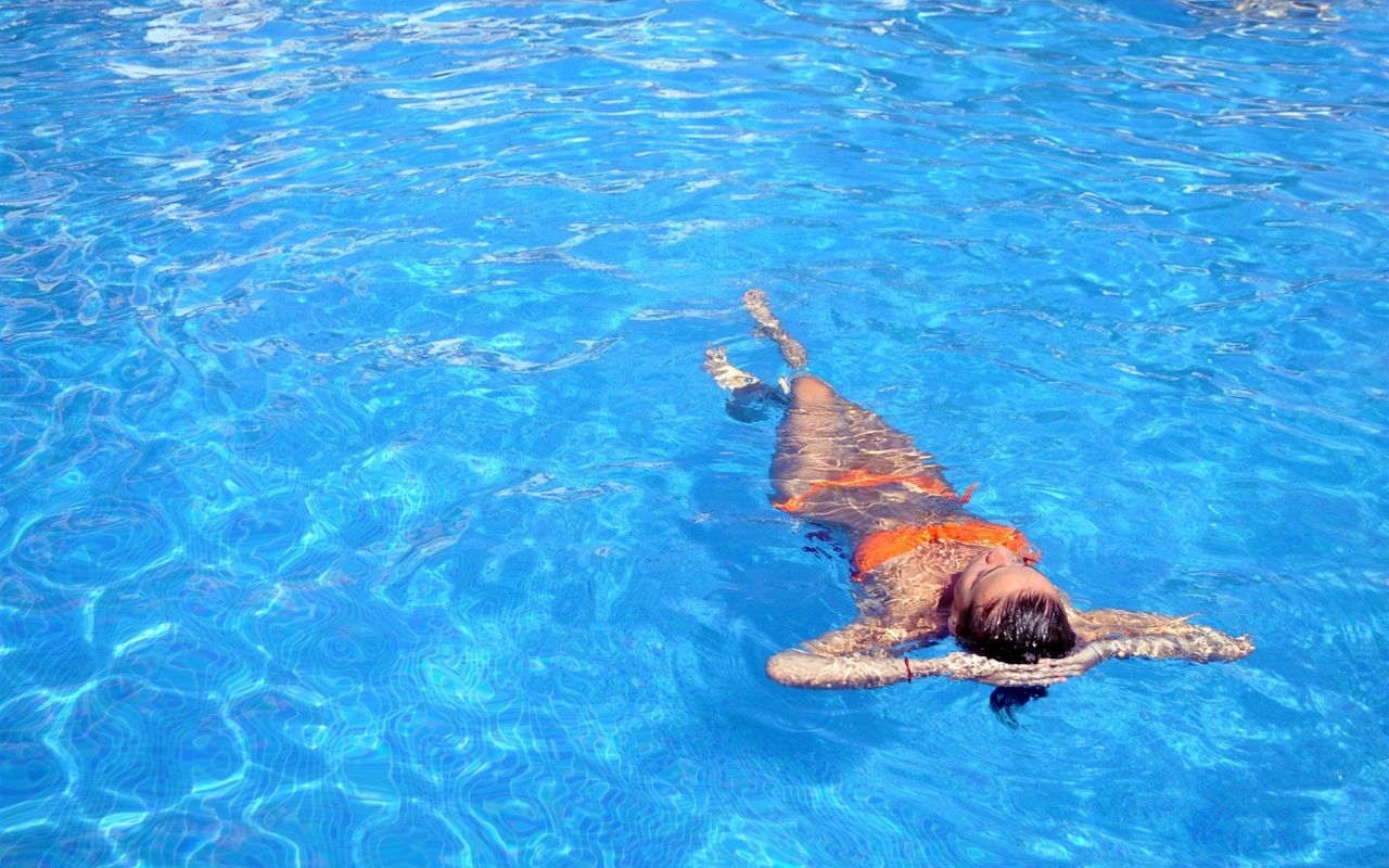Medicii au atras atenția asupra clorului din piscine care poate accentua acneea, anumite eczeme, alergii, și de aceea trebuie să se facă imediat duș, cu apă potabilă.