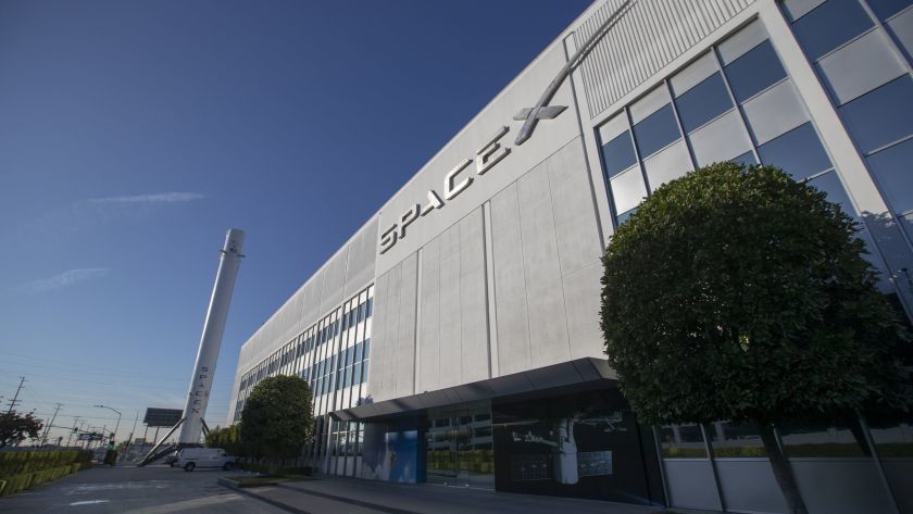 SpaceX планирует в пятницу вывести на орбиту 60 интернет-спутников.