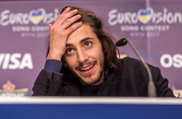 Glumind, în pofida oboselii concursului de la Kiev de sâmbătă seară și drumului înapoi spre Lisabona, Sobral a respins rolul de „erou național" pe care mass-media portugheze au început să i-l atribuie.