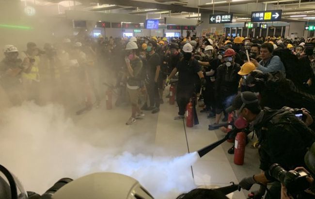 Верховный суд Гонконга запретил демонстрантам нарушать работу метро.