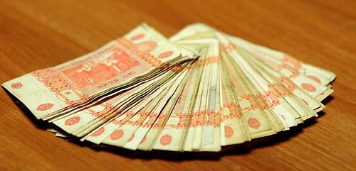 Începând cu 1 septembrie, iar pentru unele categorii de la 1 octombrie, salariile de funcţie ale angajaţilor bugetari vor creşte între 15% şi 40%.
