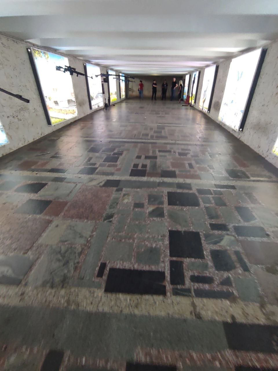 В переходе на Рышкановке приклеили муляжи оружия на плакаты с Москвой.