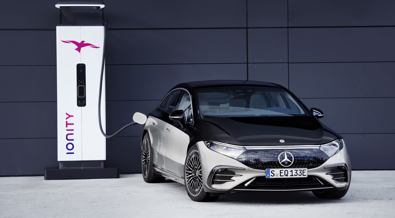 Mercedes отходит от плана полного перехода на электромобили.