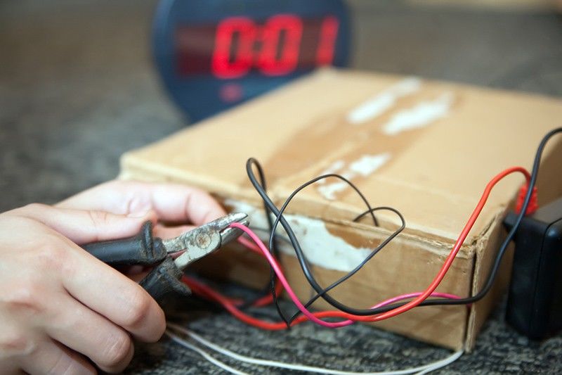 Самодельное устройство лежало в 15 метрах от здания.