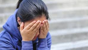 O minoră de 16 ani a sărit de la etajul doi ca să scape de 4 violatori. Foto: cugetliber.ro
