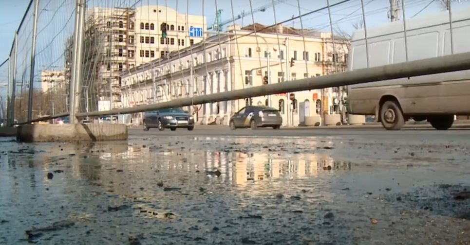 На центральной площади образовались лужи из-за катка.