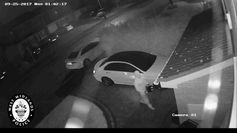 Record pentru doi hoți care au furat un Mercedes: În câte secunde au dispărut