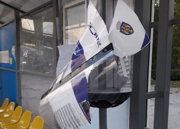 Încă un panou rotativ dintr-o stație de așteptare din Chișinău a fost devastat. Foto: RTEC