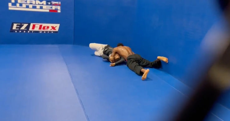 Боец UFC Кевин Холланд придушил онлайн-тролля.
