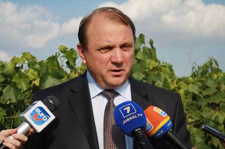 Бумаков заявил, что молдавская сторона готова к прозрачным переговорам с Россией по поводу эмбарго на импорт молдавских вин. Фото: saptamina.md