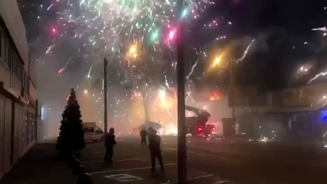 В Ростове-на-Дону загорелся павильон с пиротехникой на рынке.