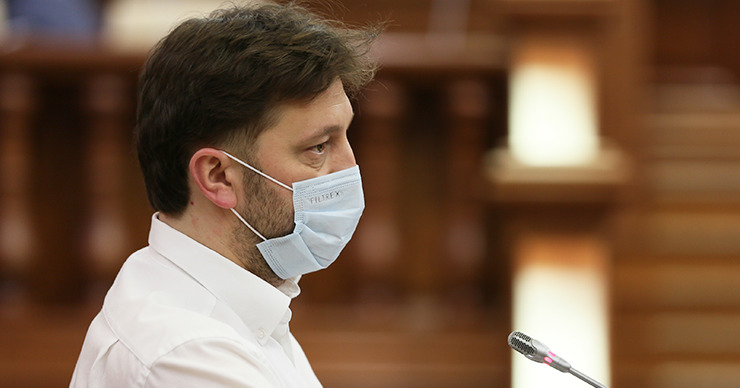 Алайба напомнил депутатам, сколько тратится на содержание парламента каждый день.