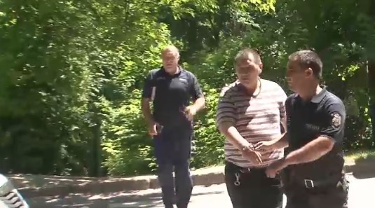В Кишиневе мужчина сорвал с шеи женщины цепочку на глазах у ребенка.
