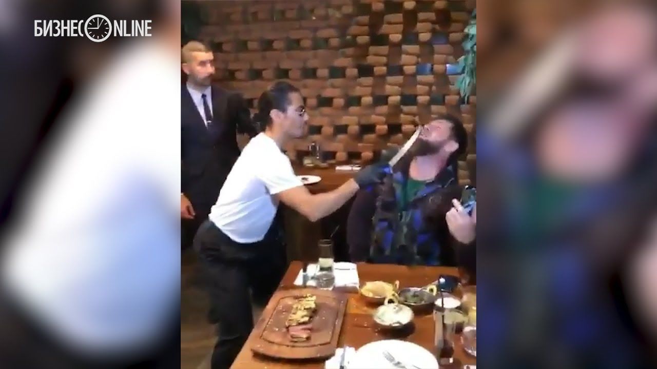 Знаменитый шеф-повар Salt Bae покормил Кадырова с ножа.