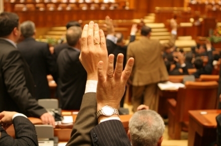 În cazul în care nu se vor conforma somaţiilor, parlamentarii vor rămâne fără leafă.