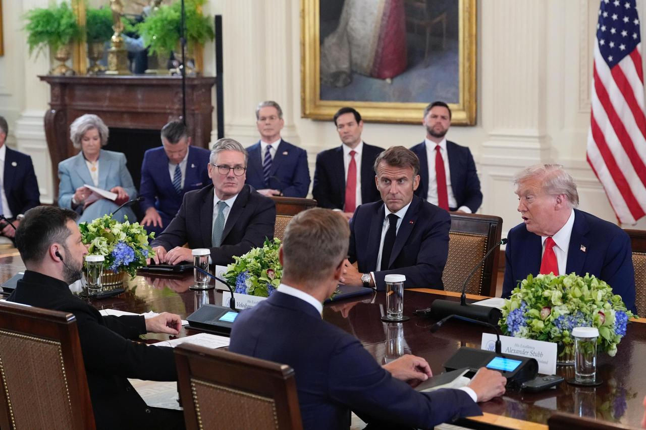 Трамп на встрече с лидерами ЕС не заметил Стубба, сидящего напротив него.