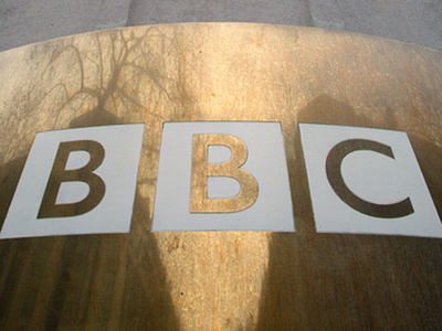Trei conturi de Twitter ale BBC, au fost piratate joi după-amiază de un grup care se prezintă ca fiind "Armata electronică siriană".