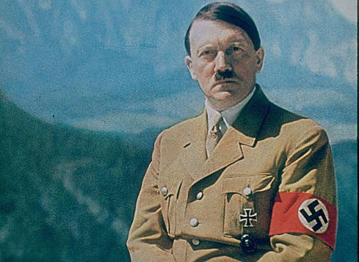 Гитлер покончил жизнь самоубийством 30 апреля 1945 года в окруженном советскими войсками Берлине. 